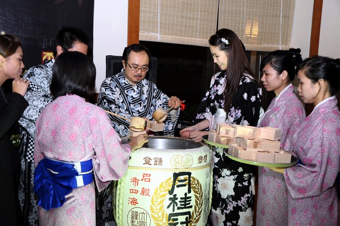 Nghệ sỹ Đặng Thái Sơn là thầy dạy nhạc cho em chồng Dương Thùy Linh. Ông cùng 2 vợ chồng làm lễ khai trương nhà hàng theo đúng phong cách người Nhật.