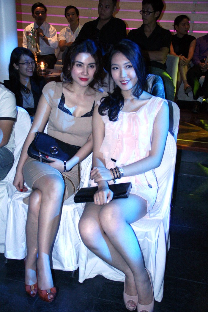 Diễn viên Quỳnh Hoa (trái) và Á hậu Thùy Trang. Á hậu Thùy Trang là một trong những khách mời của đêm từ thiện.