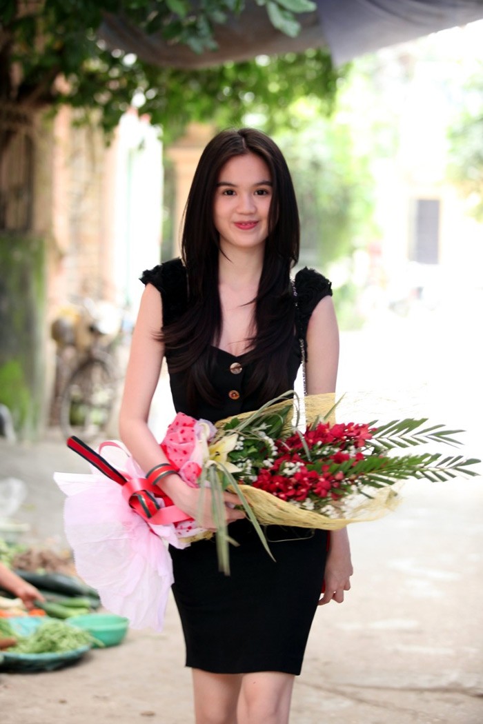 Trước đó, tối 17/10 trong đêm ca nhạc thời trang từ thiện, bộ áo dài của Ngọc Trinh mặc đã được bán với giá 40 triệu đồng, người mua bộ áo dài là nữ diễn viên Quỳnh Hoa.