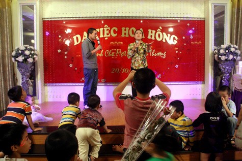 Cặp đôi Chiến Thắng - Thu Hà với tiểu phẩm hài hết sức vui nhộn trong lễ khai trương nhà hàng Venus Palace, 461 Nguyễn Khang, Cầu Giấy Hà Nội.