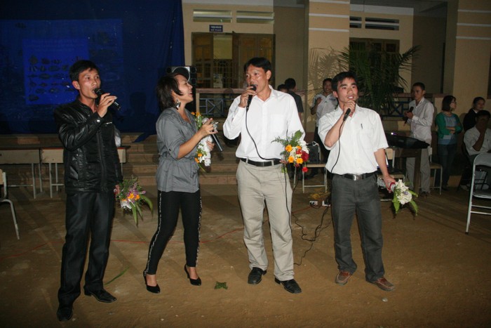 Các thầy cô giáo trường THCS Nậm Mười hát ca cùng Thái Thùy Linh.