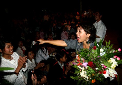 Biết khuấy động sân khấu, Thái Thùy Linh khiến cho các em học sinh nghèo có một đêm giao lưu đáng nhớ.