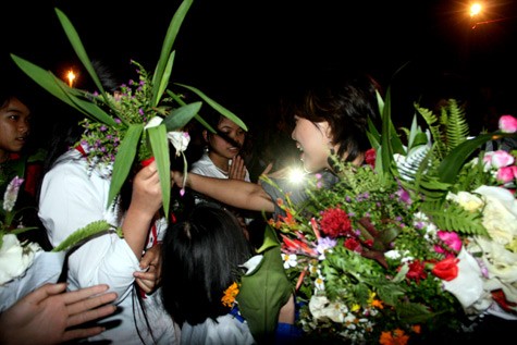 Thay bằng cat - sê, Thái Thùy Linh nhận được rất nhiều hoa rừng và tình cảm của các em học sinh Nậm Mười.