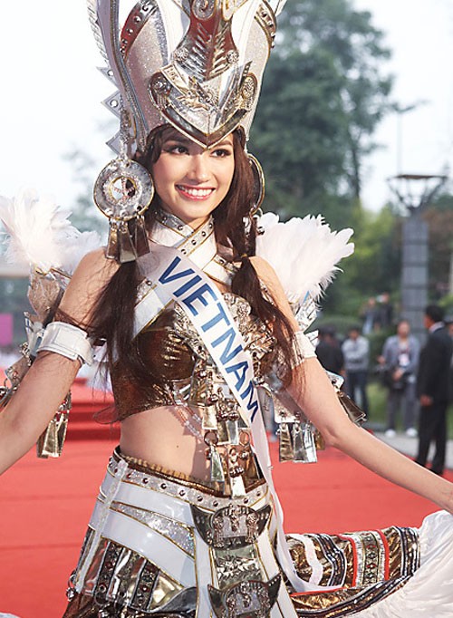Ngày 22/10 các thí sinh đã có phần diễu hành trong trang phục truyền thống để ra mắt chính thức tại Thành Đô - Tứ Xuyên - Trung Quốc.