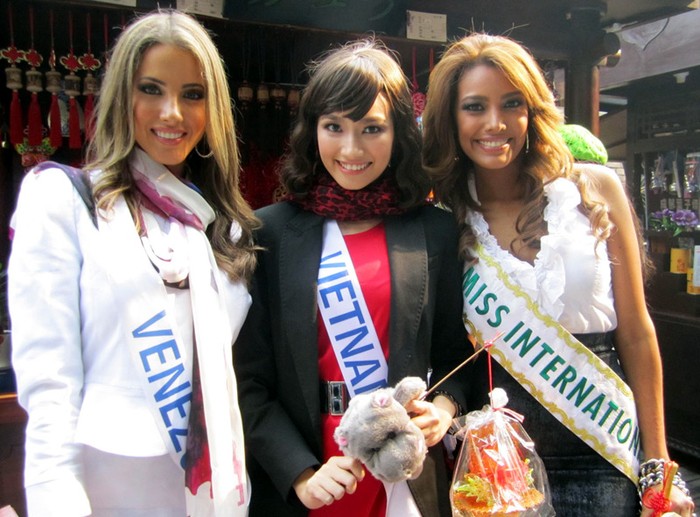 Chụp hình chung cùng hai người đẹp Venezuela, một là đương kim Hoa hậu Quốc tế (bên phải), một là thí sinh đang được nhiề trang web lớn coi là ứng cử số 1 cho ngôi vị Hoa hậu năm nay.