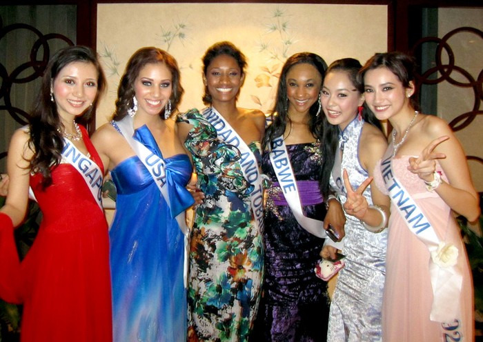 Khoe dáng cùng các thí sinh dự thi Hoa hậu Quốc tế.