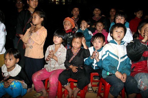 Nguyễn Thị Loan đã chuẩn bị rất nhiều vòng tay, dây buộc tóc để phát cho các em học sinh vùng cao. Ảnh: Văn Trinh.