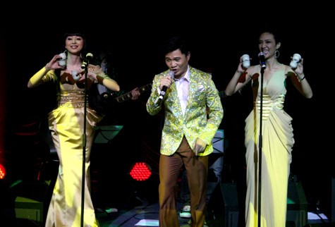 Ca sỹ Quang Linh biểu diễn cùng nhóm nhạc 5 dòng kẻ.