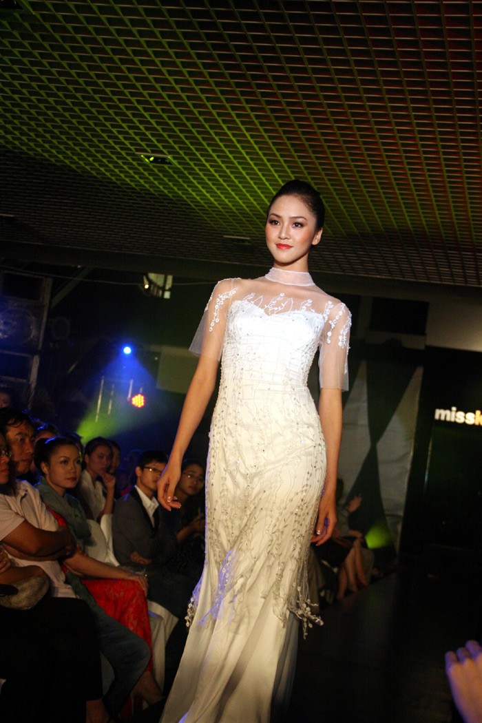 Top 5 Hoa hậu TGVN Phan Thị Lý trình diễn trang phục áo cưới.
