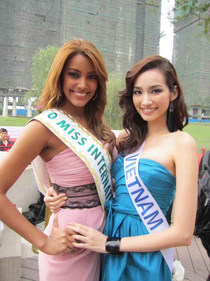 Thân thiện bên Hoa hậu Quốc tế 2010.