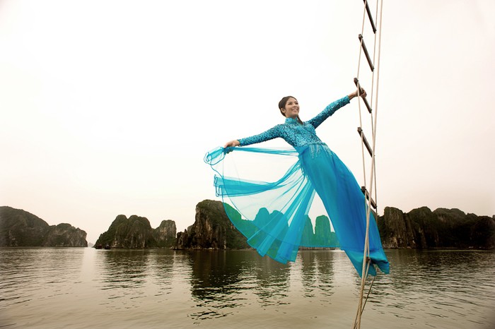 Bộ ảnh áo dài được thực hiện tại vịnh Hạ Long vào những ngày cuối thu. Hoa hậu Việt Nam 2010 Ngọc Hân không ngại "leo" thang dây...