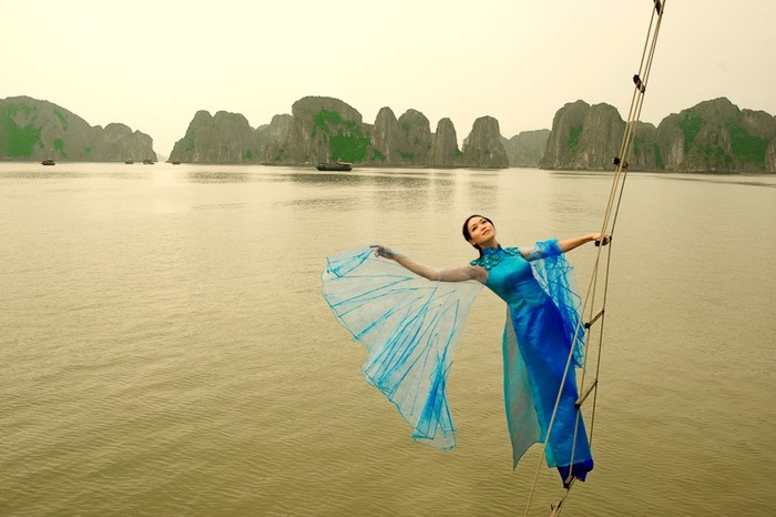 Hoa hậu Thùy Dung cũng "mạo hiểm" để có những tấm hình đẹp.