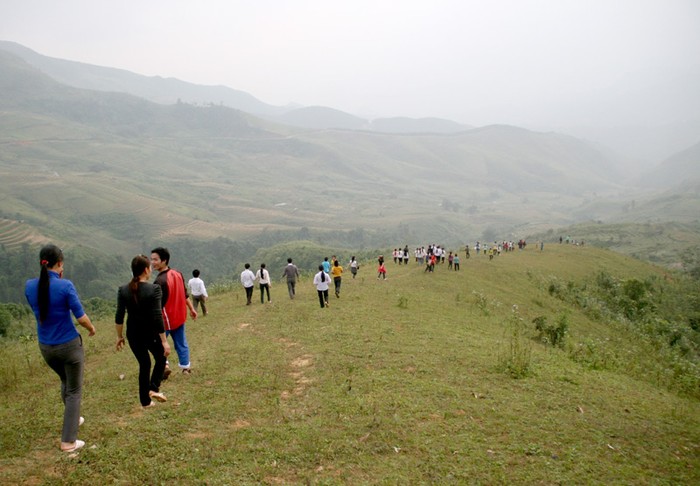 Để hái được rau rừng cho bữa ăn (rau Dớn) các em học sinh trường THCS Nậm Mười phải lặn lội xuống tận các sườn núi sau trường.