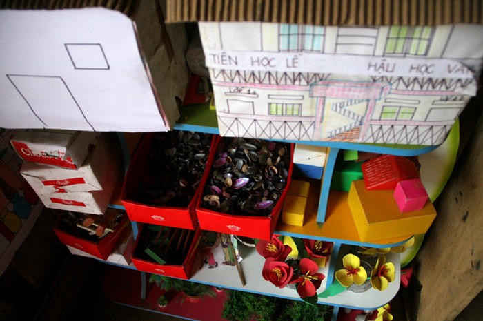 Đồ ăn thiếu thốn, đồ chơi các em học sinh hầu hết là do các thầy cô sáng tạo từ những phế phẩm như vỏ chai, hến, hộp nhựa....