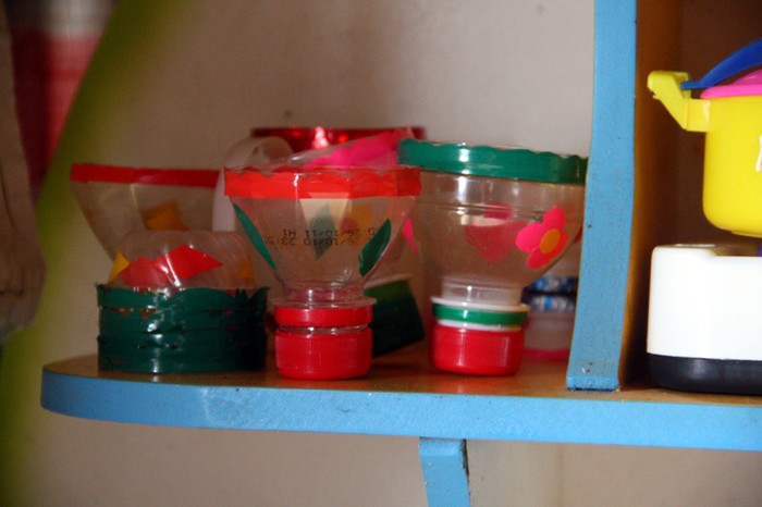 Vỏ chai nhựa tận dụng làm thành đồ chơi hữu ích cho trẻ mầm non.