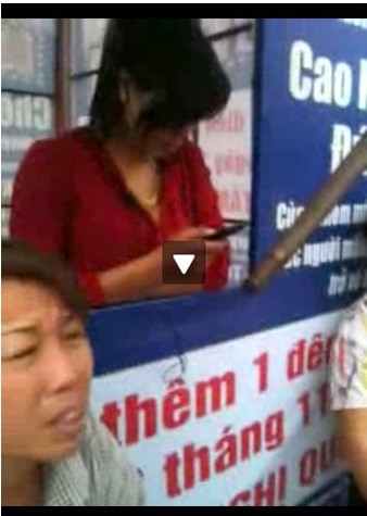 Nhân viên bán vé chương trình Chế Linh tối 12/11 (áo đỏ) tại quầy vé ở trước Trung tâm Hội nghị Quốc gia khẳng định: Cứ yên tâm, vẫn biểu diễn thì mới bán vé chứ! (ảnh chụp từ clip)