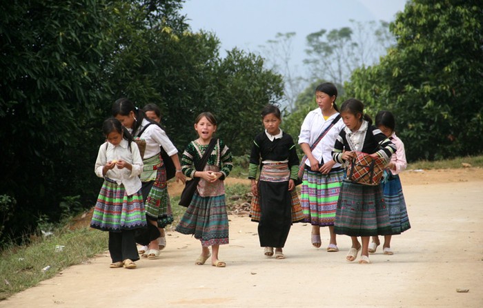 Trên con đường núi quanh co chủ nhật hằng ngày, các em học sinh vùng cao Nậm Mười - Yên Bái lại "cõng", thức ăn, rau từ nhà tới trường nội trú.