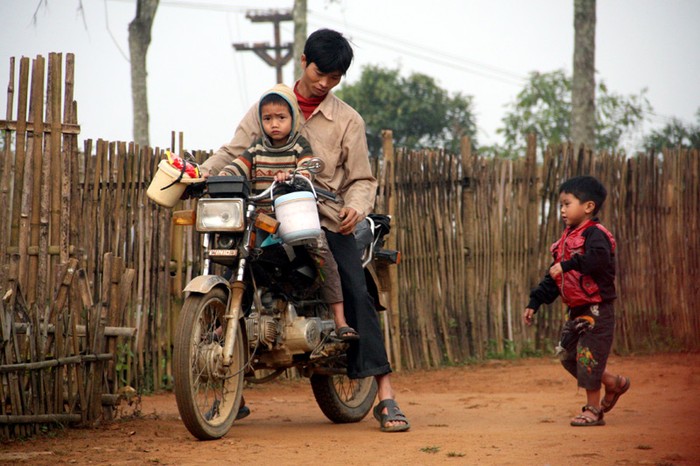 Một số gia đình khác khá hơn, đưa con đi học bằng xe máy.