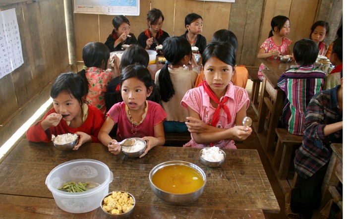 Bữa trưa của các em tiểu học điểm trường Làng Cò. Sau khi nhận được sự hỗ trợ của Báo Giáo dục Việt Nam, bữa ăn của các em đã có trứng, đỗ và canh bí. Trước kia hầu như các em chỉ ăn cơm trắng với rau rừng.