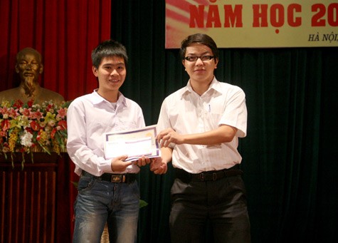 Ông Phan Hồng Sơn, Đại diện Báo điện tử Giáo dục Việt Nam trao học bổng cho thủ khoa CNTT trường Đại học Thành Đô.