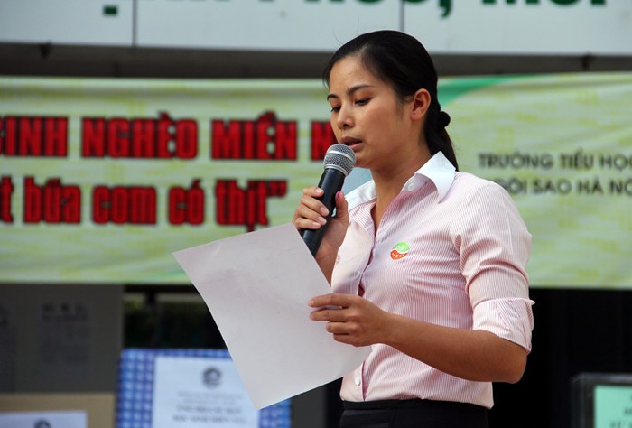 Cô giáo Trần Thị Huyền - Chủ tịch công đoàn nhà trường phát động phong trào ủng hộ.