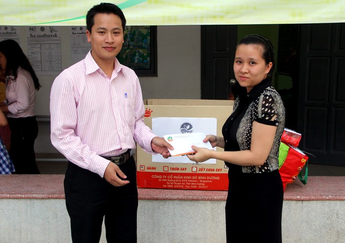 Đại diện nhà trường trao cho ông Bùi Ngọc Cải, Phó TBT Báo điện tử Giáo dục Việt Nam số tiền 11.650.500đ học sinh, thầy cô trường Tiểu học Ngôi Sao ủng hộ.