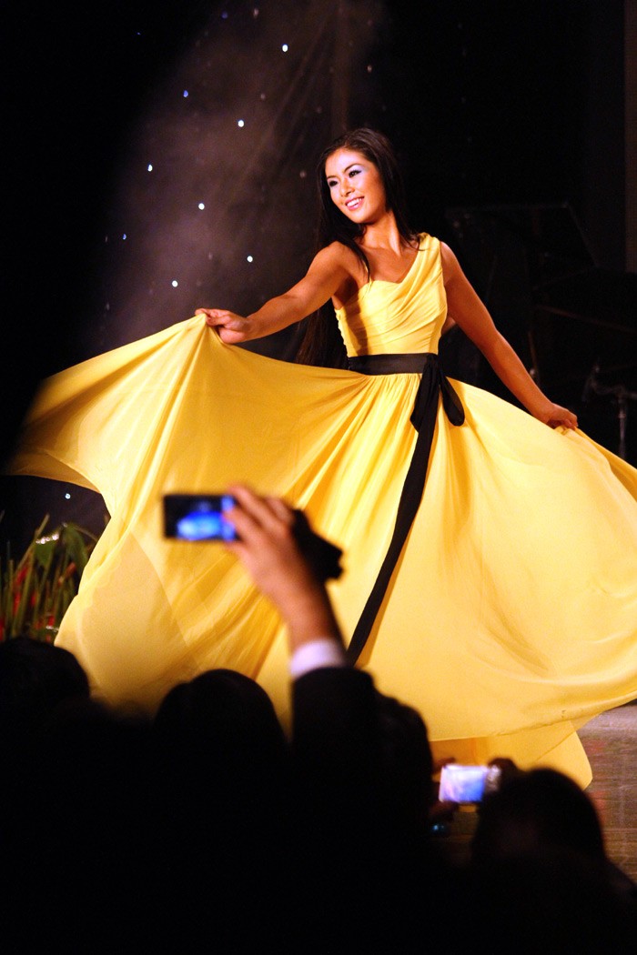 Cùng với Thùy Dung, Hoa hậu Việt Nam 2010 Ngọc Hân cũng giữ vị trí vedette tại Tuần lễ thời trang Xuân hè 2012.