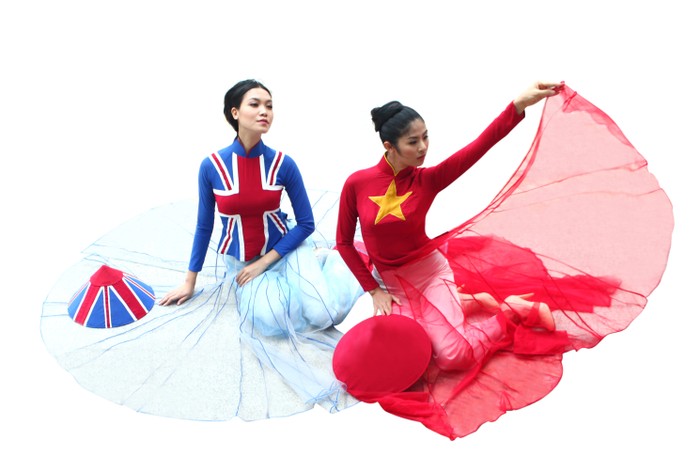 2 Hoa hậu mang trên mình chiếc áo dài in màu cờ sắc áo hai quốc gia: Việt Nam - Anh.
