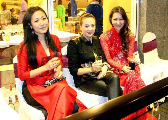 Hoa hậu Thân thiện hoàn vũ 2008 Dương Thùy Linh (ngoài cùng bên phải) tham gia sự kiện với vai trò MC.