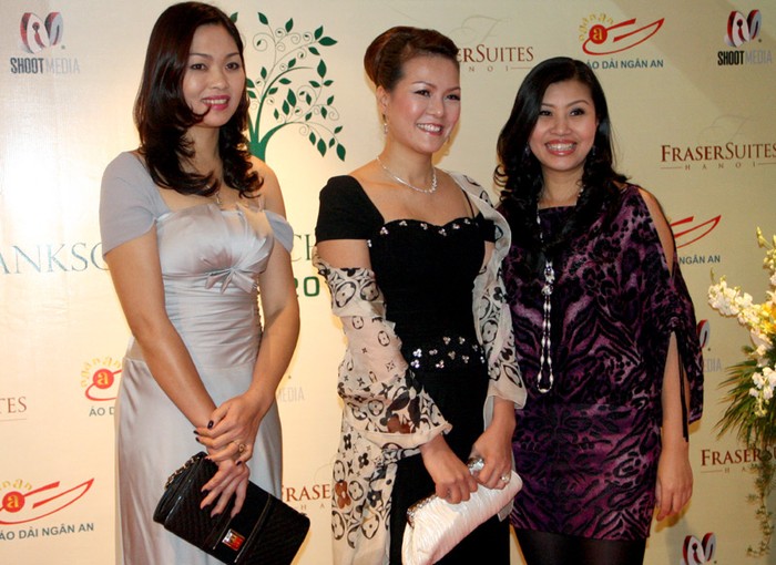 "Lễ tạ ơn và đêm từ thiện" trình diễn bộ sưu tập áo dài mới nhất của NTK Anh Thư (ngoài cùng bên phải).