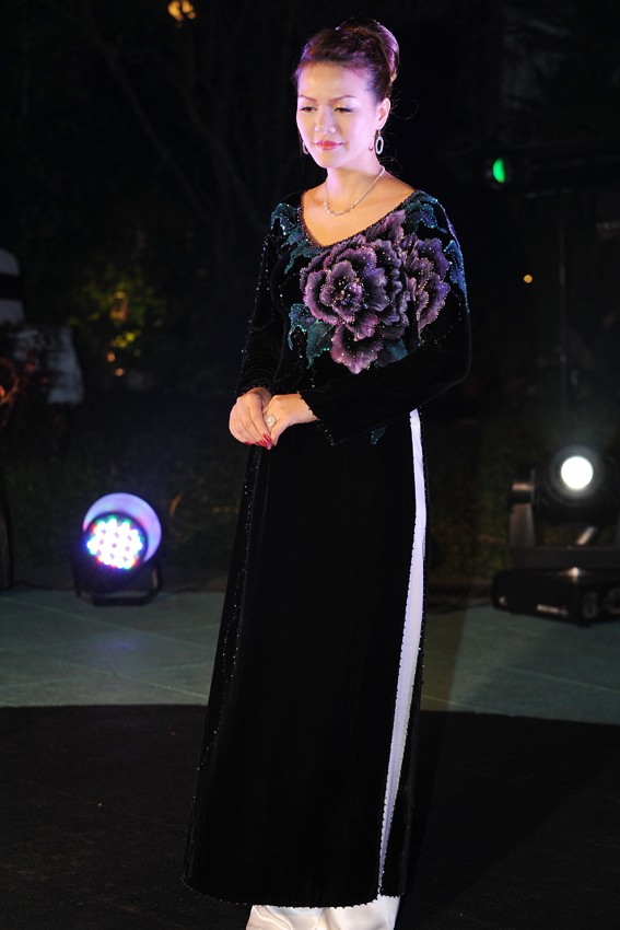 Cuối chương trình, chiếc áo dài do diễn viên Hoàng Xuân mặc được một vị khách đấu giá 21 triệu .