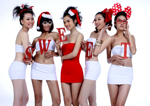 Dàn người đẹp 'nóng bỏng' trong trang phục và phụ kiện mang hai màu trắng, đỏ tượng trưng cho Giáng sinh.