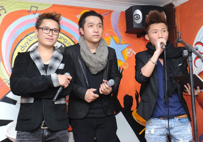 Bueno, Yanbi, và Tằng Quốc Anh biểu diễn trên sân khấu bài hát "Vu vơ".
