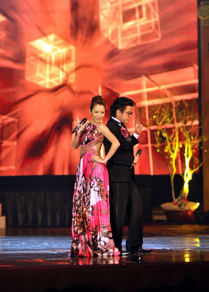 Jenifer Phạm với Thanh Bạch là 2 MC của chương trình "Xuân phát tài 2".