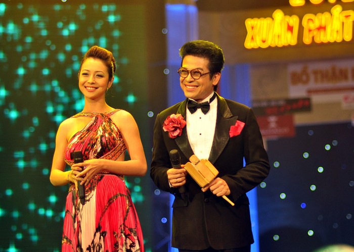 2 MC của chương trình là Thanh Bạch mà người đẹp Jennifer Phạm.