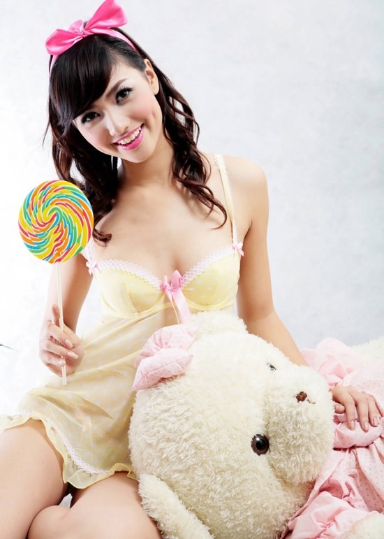 9. Một người đẹp mặc bikini và nội y nổi bật khác trong showbiz Việt 2011 là mẫu teen Hồng Quế.