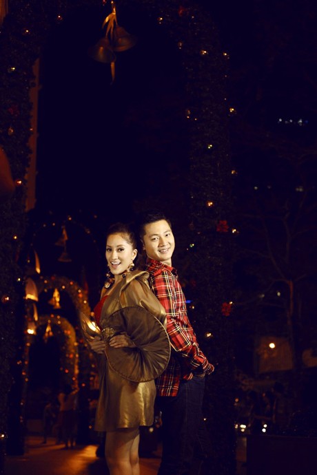 Đức Tuấn "làm nền" cho Khánh Thi khi hát bè trong MV "Bỏ mặc mùa đông".