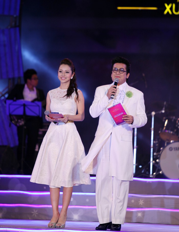 Jennifer Phạm và MC Thanh Bạch diện đồ trắng muốt trong vai trò MC chương trình.
