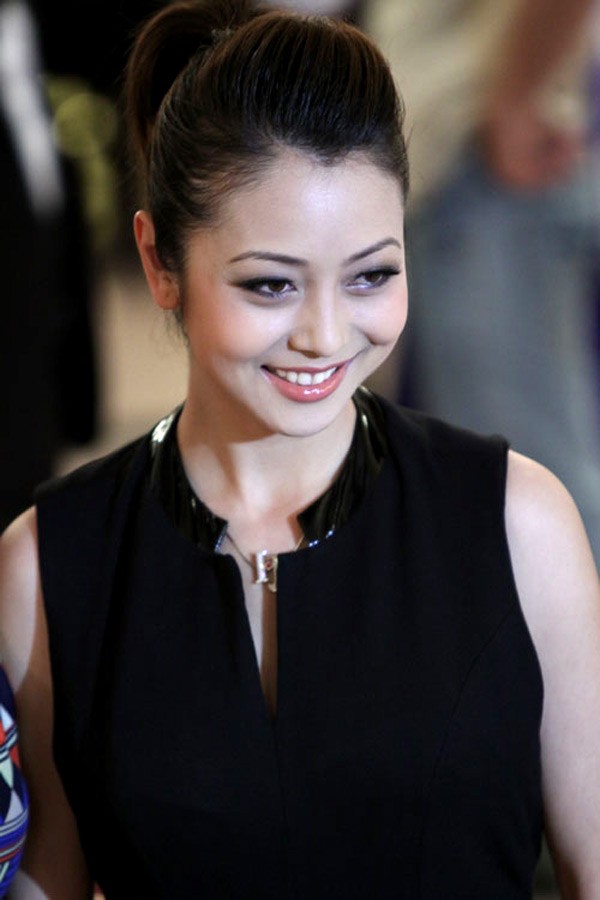Nụ cười duyên, cùng với ánh mắt buồn là những nét riêng của Jennifer Phạm trong giới showbiz Việt.