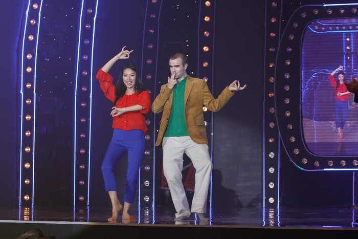 Là 2 khách mời của chương trình "Chào 2012", Ngô Thanh Vân và chàng "Dâu Tây" đã có màn nhảy múa ấn tượng trong buổi ghi hình chương trình.