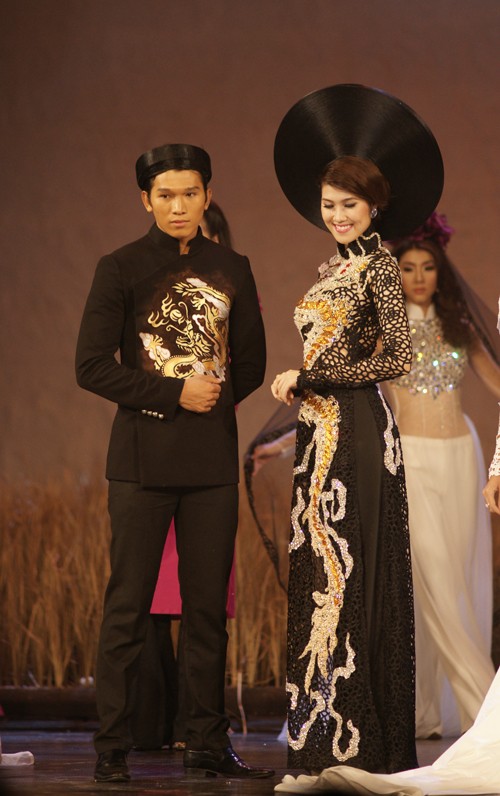 Giải vàng siêu mẫu VN 2002 Thu Hằng và người mẫu Ngọc Tình.
