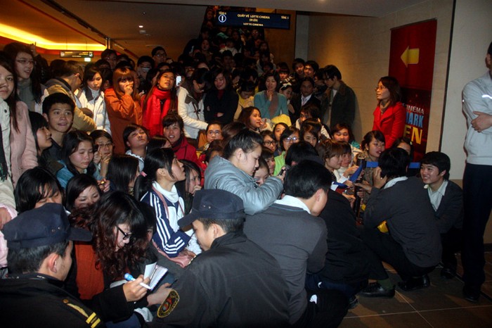 Rất nhiều người hâm mộ Song Seung Hun và Kim Tae Hee đến địa điểm tổ chức Fan meeting tại tòa nhà Keangnam để chờ đợi thần tượng.
