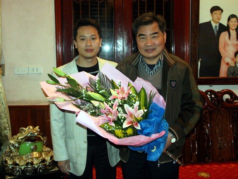 Ông Bùi Ngọc Cải, Phó Tổng biên tập Báo Giáo dục Việt Nam chúc tết Tướng Phạm Xuân Thệ.