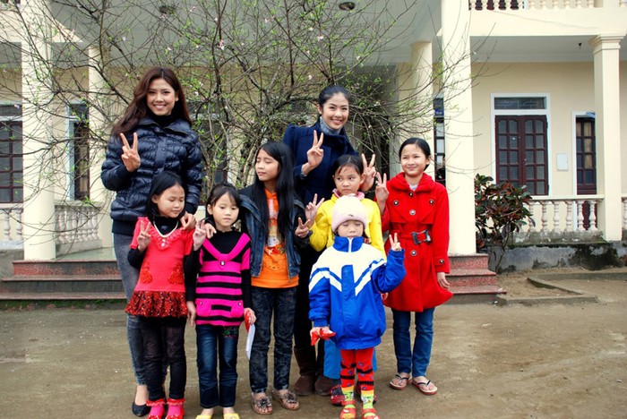 Ngọc Hân, Nguyễn Thị Loan trao các phần thưởng hết sức ý nghĩa cho các em nhỏ nghèo xã Nghi Thái, Tp. Vinh.