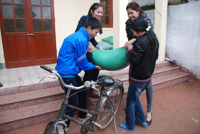 Tại đây, Ngọc Hân (trái) và Nguyễn Thị Loan (bên phải) đã gửi tặng mỗi gia đình nghèo 100 cân gạo.