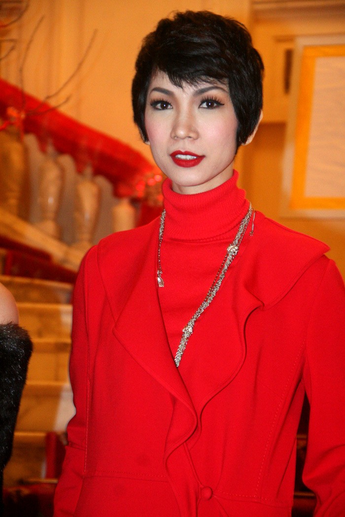 Giám khảo Vietnam's Next Top Model, siêu mẫu Xuân Lan diện bộ trang phục màu đỏ khá phù hợp với không gian trang trí của đêm nhạc "Thương". >> Quốc Trung nghẹn ngào trước mặt Thanh Lam