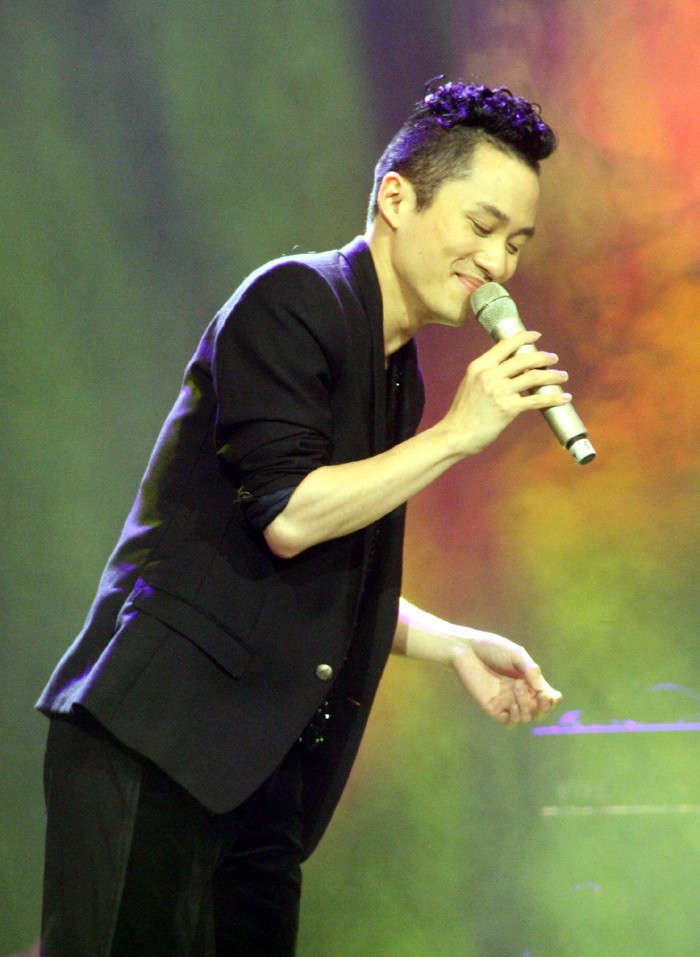 Tùng Dương làm hài lòng người hâm mộ khi thể hiện "Tóc gió thôi bay", "Vô tình", "Khát vọng"... >> Bầu Kiên bất ngờ có mặt ở đêm nhạc Thanh Lam