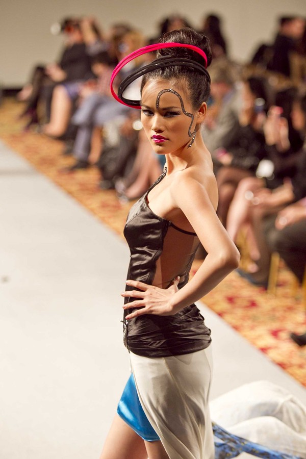 Á quân Vietnam's Next Top Model tiếp tục được mời góp mặt trong show thời trang của nhà thiết kế gốc Ấn Độ Sushma Patel, tại sàn diễn New York. Tham gia sô diễn của Sushma Patel, Tuyết Lan cùng với những người mẫu quốc tế diện trên người những bộ trang phục ấn tượng nằm trong bộ sưu tập mới nhất. (Theo Ngôi Sao) >> Xem chi tiết thông tin này