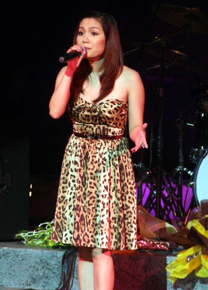 Nữ ca sỹ khách mời Ngọc Anh mặc bộ váy khá gợi cảm lên sân khấu.