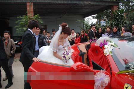 Theo thông tin cư dân mạng đưa ra thì cô dâu của đám cưới tên Loan, sinh năm 1992, người Hà Nội. Chú rể tên Hoàng, SN 1987.